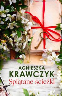Zdjęcie okładki książki pt. "Splątane ścieżki" autorstwa Agnieszki Krawczyk. Na zdjęciu w górnym prawym rogu widoczna książka przewiązana czerwoną wstążka, na niej klucz, obok bukiet białych kwiatów.
