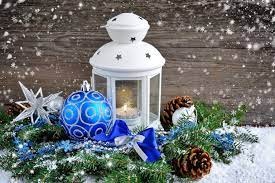 Zdjęcie stroika świątecznego. Lampion na gałązce z bombką