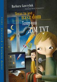 Zdjęcie okładki książki pt. "Teraz tu jest nasz dom". U góry tytuł napisany po polsku i po ukraińsku. Na pierwszym planie u dołu okładki widoczna smutna dziewczynka stojąca za drzwiami i patrząca na telewizor w pokoju.