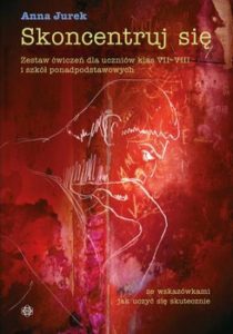 Zdjęcie okładki książki "Skoncentruj się" autorstwa Anny Jurek. Okładka utrzymana w kolorze bordowo czerwonym. U góry nazwisko autora, pod nim tytuł. Poniżej widać naszkicowaną białą linią głowę człowieka podpierającego się ręką.