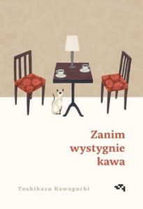 Zdjęcie okładki książki "Zanim wystygnie kawa". Na okładce widoczny kwadratowy stolik i dwa krzesła. Na stoliku lampka, dwie filiżaniki.
