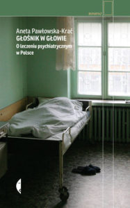 Zdjęcie okładki książki pt. "Głośnik w głowie". Na pierwszym planie widoczne proste szpitalne łóżko, przy zielone ścianie i oknie. Na łóżku widać zarys leżącej osoby.