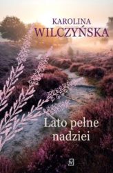 Zdjęcie okładki książki "Lato pełne nadziei". Okładka utrzymana w odcieniach fioletu. Widać piaszczystą, wijącą się drogę przez wrzosowisko.