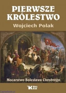 Zdjęcie okładki książki pt. "Pierwsze królestwo". Kolory okładki - odcienie brązu. U góry dużymi białymi literami tytuł książki i mniejszymi nazwisko autora, poniżej scena wjazdu konnych jeźdźców i kłaniających się mieszczan przy łuku bramy wjazdowej.