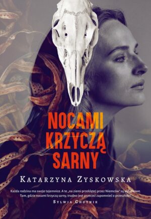 Zdjęcie okładki książki "Nocami krzyczą sarny". Na pierwszym planie czerwonymi literami tytuł książki, poniżej nazwisko autorki. Jako tło widać głowę kobiety, część głowy zasłonięta białym szkieletem zwierzęcia.