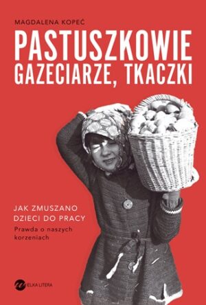 Zdjęcie okładki książki pt.: Pastuszkowie, gazeciarze, tkaczki". Na pierwszym planie dziewczynka ubrana w szarą sukmanę z wypełnionym koszykiem wiklinowym na ramieniu. U góry dużymi, białymi literami tytuł książki. Czerwone tło okładki.