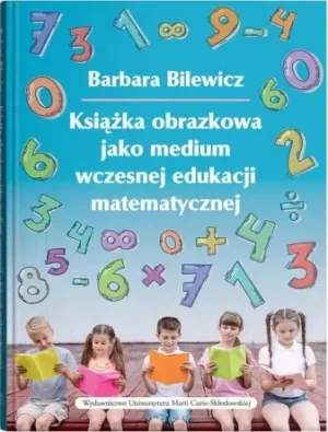 Zdjęcie okładki książki Barbary Bilewicz. Na pierwszym planie siedzące rzędem dzieci trzymające w rękach książki, powyżej w centralnej części tytuł książki, a na górze nazwisko autora.