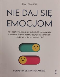 Zdjęcie okładki książki "Nie daj się emocjom". U góry nazwisko autora, poniżej dużymi literami tytuł, na dole, na pierwszym planie widać dwie żółte buźki. Na zielonym tle buźka uśmiechnięta, na czerwonym smuta.
