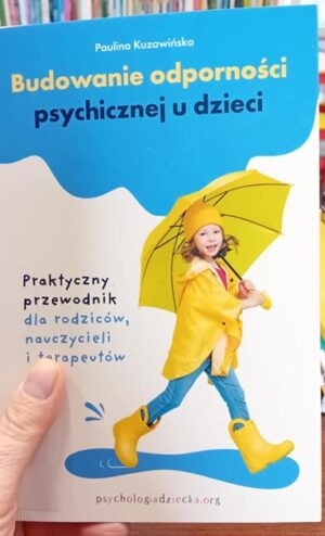 Zdjęcie okładki książki Budowanie odporności psychicznej u dzieci. Na pierwszym planie widać dziewczynkę w żółtych kaloszach idącą w kałuży, z parasolem. U góry w niebieskiej chmurce nazwisko autora i tytuł książki.