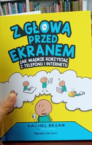 Okładka książki pt. Z głową przed ekranem. U góry niebieskimi dużymi literami tytuł książki, poniżej w chmurze kilka schematów ludzików z tabletem lub laptopem. Na dole okładki ludzik z telefonem w ręku.