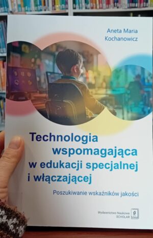 Zdjęcie okładki książki pt. Technologia wspomagająca w edukacji specjalnej i włączającej. W górnej części widać fragment sali lekcyjnej z dzieckiem na fotelu. Przestrzeń ta ujęta w formie trzech przenikających się kół. Pod spodem dużymi literami tytuł książki.