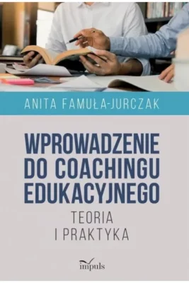 Zdjęcie okładki książki pt. Wprowadzenie do coachingu edukacyjnego. W górnej części widać fragment biurka i osób siedzących przy nim, poniżej nazwisko autora, a jeszcze niżej na szarym tle tytuł książki.