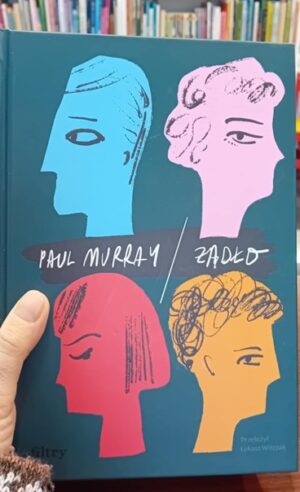 Zdjęcie okładki książki "Żądło". Na ciemnozielonym tle widać cztery zarysy głów, każda w innym kolorze, po środku, pomiędzy nimi znajduje się nazwisko autora i tytuł książki.