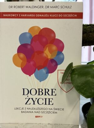 Zdjęcie okładki książki "Dobre życie". W centralnej część pęk balonów na sznurkach, poniżej tytuł książki, u góry nazwiska autorów.