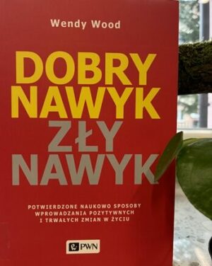 Zdjęcie okładki książki "Dobry nawyk zły nawyk". Na czerwonym tle w centralnej części dużymi literami tytuł książki, u góry nazwisko autora.