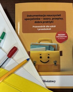 Zdjęcie okładki książki "Dokumentacja nauczycieli specjalistów - wzory, przepisy, dobre praktyki". Okładka częściowo zasłonięta. w górnej część na brązowym tle tytuł książki poniżej żółta teczka z wystającymi z niej dokumentami.