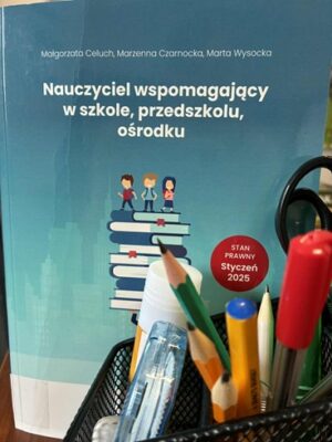 Zdjęcie okładki książki "Nauczyciel wspomagający w szkole, przedszkolu, ośrodku". Prawy dolny róg okładki zasłonięty przybornikiem z długopisami. W centralnej części widać stos książek a na nim dzieci. U góry nazwiska autorów i tytuł książki.