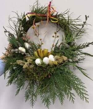 Na zdjęciu widoczny stroik wielkanocny w formie wieńca.