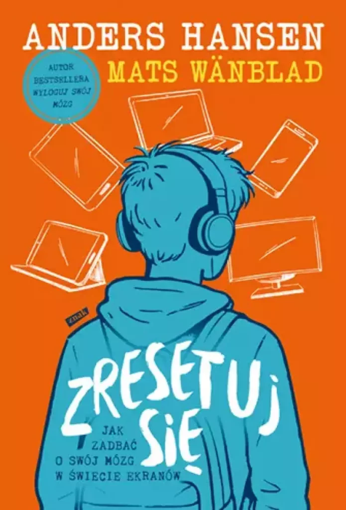 Zdjęcie okładki książki "Zresetuj się". Na pomarańczowym tle widać odwróconego chłopca ze słuchawkami na głowie.