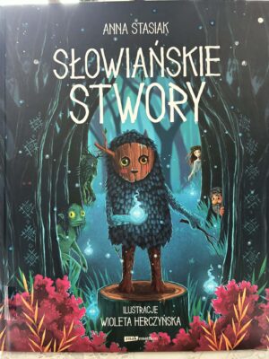 Zdjęcie okładki książki "Słowiańskie stwory". Na ciemnym tle w centralnej części widać stojącego na pieńku stwora, na dole czerwone kwiaty, po bokach widać gęsto ustawione ciemne pnie drzew z zza których wyglądają różne stworki.