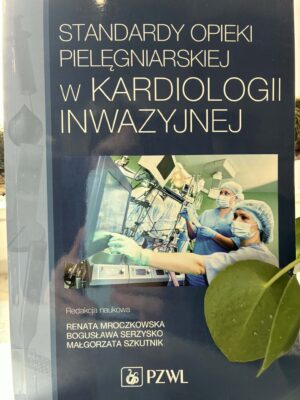 Zdjęcie okładki książki "Standardy opieki pielęgniarskiej w kardiologii inwazyjnej". Na niebieskim tle, w centralnej części widać kobiety w niebieskich fartuchach i maseczkach przy pracy. U góry dużymi literami tytuł książki.